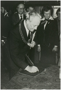 112173 Viering van het 50-jarig bestaan van de parochie Brouwhuis. Burgemeester Geukers ondertekent een akte, 29-04-1979