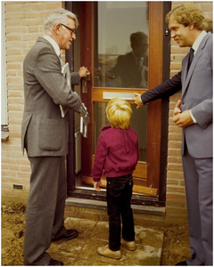 112280 Wethouder Remmen reikt aan de eerste vier gezinnen die in nieuwbouwwijk gaan wonen de sleutels van hun huizen ...