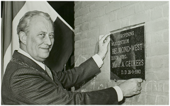 112286 Opening van het nieuwe Wijkcentrum Helmond-West , aan de 2e Haagstraat, d.m.v. het inmetselen van de eerste ...