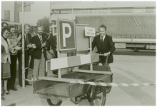 112289 Opening parkeerplaats Robur aan de Kanaaldijk door wethouder Terwisse, 03-10-1980