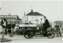 112291 Opening parkeerterrein, op het terrein van de voormalige Robur fabriek aan de Kanaaldijk Noord West, door ...