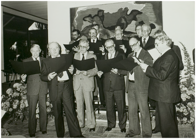 112305 Opening van het stadskantoor. Burgemeester, wethouders, en enkele ambtenaren zingen een welomstlied, 21-11-1980