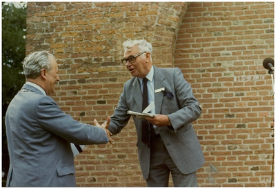 112345 Stiphout 825 jaar. Oficiële opening door voorzitter Harry Lambregts ( rechts ) en burgemeester Geukers, 30-08-1980