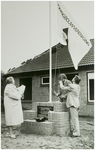 112360 Het hijsen van de vlag aan het Jan Bungenershof, door de Heren van Bommel en Geerts, nadat door Mevrouw ...