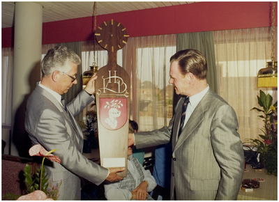 112384 Opening nieuwe kegelbaan in Citysporthal. Links : de Heer Boender, voorzitter van de Helmondse Kegelbond, 15-05-1982