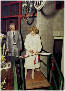 112389 Opening nieuwe kegelbaan in Citysporthal door waarnemend wethouder, Mevrouw Goedhart. Naast haar : voorzitter ...