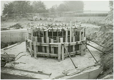 112447 Eerste paal Warmtekrachtcentrale aan de Achterdijk. De fundering voor de hoofdafvoerleiding, op het bouwterrein, ...