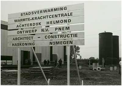 112450 Eerste paal Warmtekrachtcentrale aan de Achterdijk. Links het reeds bestaande gebouw, rechts, de door de Fa. ...