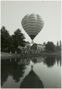 112462 Heropening Winkelcentrum Vondellaan door burgemeester Mr. Jac. Geukers het opstijgen van een ballon, 05-06-1982