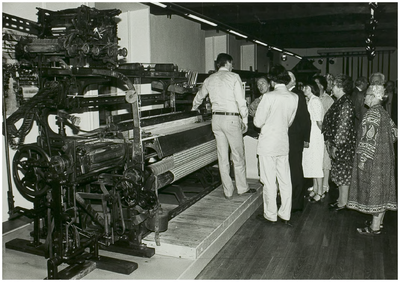 112480 Officiele opening gemeentemuseum. Rondleiding door de afdeling textiel, 02-07-1982