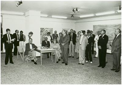 112490 Officiele overdracht van een schilderij, en opening van de tentoonstelling van jonge Italianen in het Meyhuis . ...