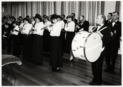 112580 Opening Phileutonia'' verenigingsgebouw aan de Kanaaldijk Noord West. Hier musicerende leden van ''Phileutonia'' ...