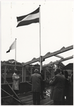 112612 Het plaatsen van de vlag op het hoogste punt van de nieuwe ''Rood- Wit'' Cantine aan de Rijpelbergseweg, door ...