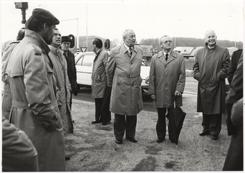 112621 Officiele opening nieuwe brug Sluis 8, door: Ir. J. B. Schuurman, directeur bij Rijkswaterstaat. Midden ...