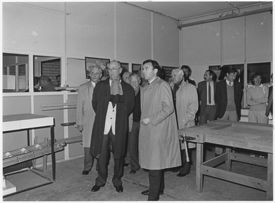112760 Opening Randgroep jongeren project Survival aan de Molenstraat door minister Brinkman van WVC, 11-04-1985