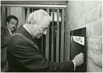 112786 Opening safe-loket Rabobank door burgemeester Geukers, 01-01-1985 - 31-12-1985