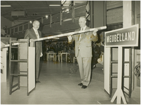 112799 Opening van Van Gemert Meubelland op het industrieterrein door burgemeester Geukers. Links directeur Ad van ...