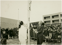 112851 Opening van winkelcentrum Brouwhorst door wethouder Jonkers, 30-10-1987