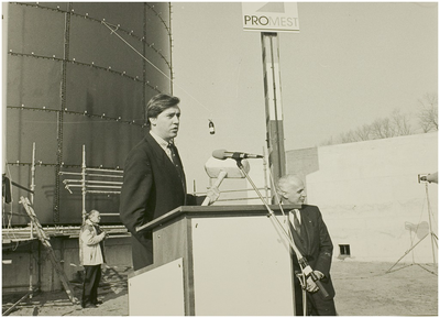 112852 Hoogste punt in de bouw van mestverwekingsfabriek Promest B.V. met minister Nijpels van milieu, 05-11-1987