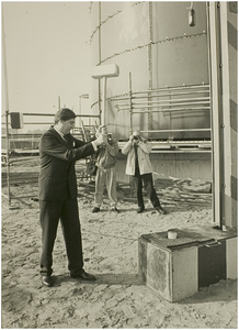 112854 Hoogste punt in de bouw van mestverwekingsfabriek Promest B.V. met minister Nijpels van milieu, 05-11-1987