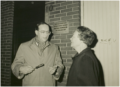 112882 Plaquette Mathijs Vermeulen aan het pand Kerkstraat 8, aangebracht door wethouder A. Meijer. De componist ...