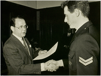 112888 Burgemeester van Elk reikt 100 diploma's uit aan de Brandweer Helmond en omstreken, 02-03-1989