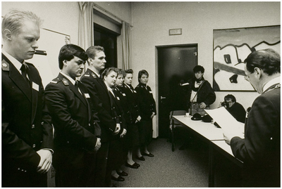 112916 Installatie van de eerste zeven politie- assistenten door burgemeester van Elk, 04-01-1990