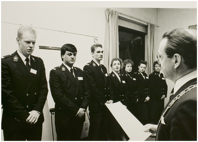 112918 Installatie van de eerste zeven politie- assistenten door burgemeester van Elk, 04-01-1990