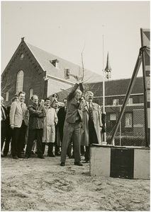 112926 Wethouder Jonkers slaat de eerste paal voor het kantorengebouw Sobriëtas op de hoek Zuidende-Molenstraat, 20-02-1990