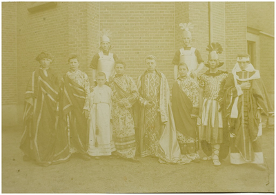 112992 Paus Leo XIII feesten. Hier enkele verkleden b.g.v. de feesten van Paus Leo XIII gefotografeerd bij de St. ...