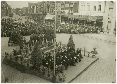 113000 Markt, gezien in de richting van de Marktstraat. Herdenking van de 400e geboortedag prins Willem van Oranje ...