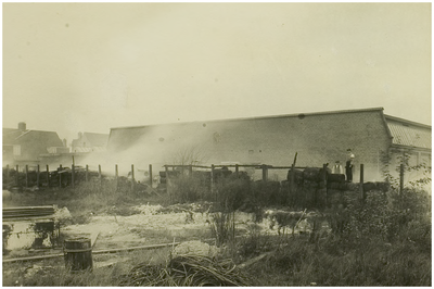 113089 Kanaaldijk Noord West. De restanten van een gedeelte van de textielfabriek van Willem Swinkels na de brand. ...
