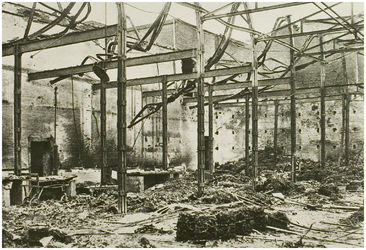 113110 Brand in van Thiel Draadnagelfabriek aan de Kanaaldijk Noord West. Interieurfoto van de gebouwen na de brand, ...