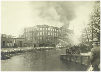 113124 Kanaaldijk N.W. 29. Brand bij J.A. Carp's Garenfabriek op 16 december 1928, 16-12-1928