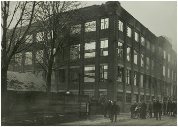 113128 Kanaaldijk N.W. 29. Brand bij J.A. Carp's Garenfabriek op 16 december 1928, 16-12-1928