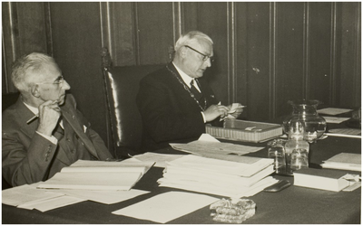 113633 Gemeenteraadsvergadering. Links: secretaris Hikspoors, rechts: burgemeester Moons, 01-09-1953