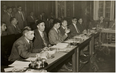 113634 Gemeenteraadsvergadering. KVP fractie. Achter de tafels van links naar rechts: Th. V.d. Reek, Fr. Van Duppen, ...
