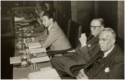 113638 Gemeenteraadsvergadering. Van rechts naar links: J.Boelen, v. Nunen, Jos Raymakers, H. van Ekert, 01-09-1953