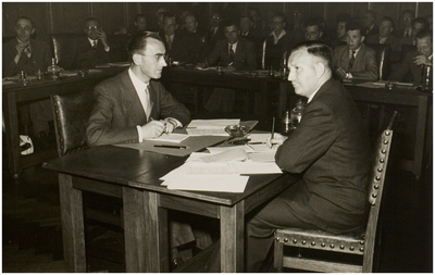 113671 Gemeenteraadsvergadering. De notulisten: Th. Hendriks [links] en W.J. Clarijs [rechts], 01-09-1953