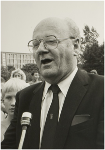113751 Wethouder P. van Alphen bij de opening van de zwemvierdaagse in zwembad'' De Wissen'', 23-08-1982