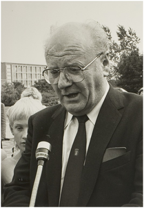 113752 Wethouder P. van Alphen bij de opening van de zwemvierdaagse in zwembad'' De Wissen'', 23-08-1982