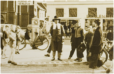 113797 Markt, gezien in de richting van de Kerkstraat. Jan Nooijen alias Jan de Belleman. Stadsomroeper [1915 - ca. ...