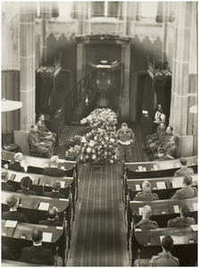 113900 Begrafenis van Town Major Branch in de kerk der Nederlands Hervormde Gemeente in de Kerkstraat hier de lijkstoet ...