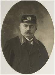 114415 Jacques van Laarhoven ( vrijwillige brandweer ). Geboren te Helmond ( Hamont, B ? ) 5 september 1863, overleden ...