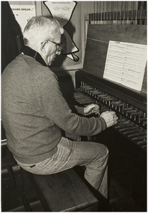 114426 Joop de Lange, achter zijn klavier van de St.Lambertuskerk. Beiaardier van 1976, 21-01-1983