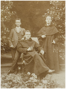 114528 Pater A. Meulendijks O Carm. (midden op de foto ) geboren te Helmond 23 oktober 1877, overleden te Zenderen 3 ...
