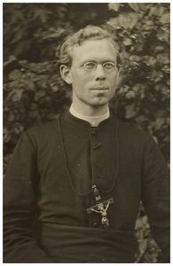 114586 Pater P. Noyen. Gedoopt te Helmond anno 1870, overleden anno 1921. Apostolisch Prefect der Jkeube Soenda ...