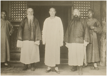 114587 De ( destijds ) huidige stambouder der familie Yen ( 2e van links ) 3e van links de schrijver en daarnaast P. ...