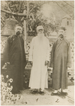 114591 Pater Noyen. ( links ). Gefotografeerd in een missiepost ?, z.j.