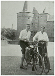 115255 W. Hammecher en H. Claasen. Bedevaart Helmond-Lourdes-Rome per fiets. Gefotografeerd voor het kasteel van ...